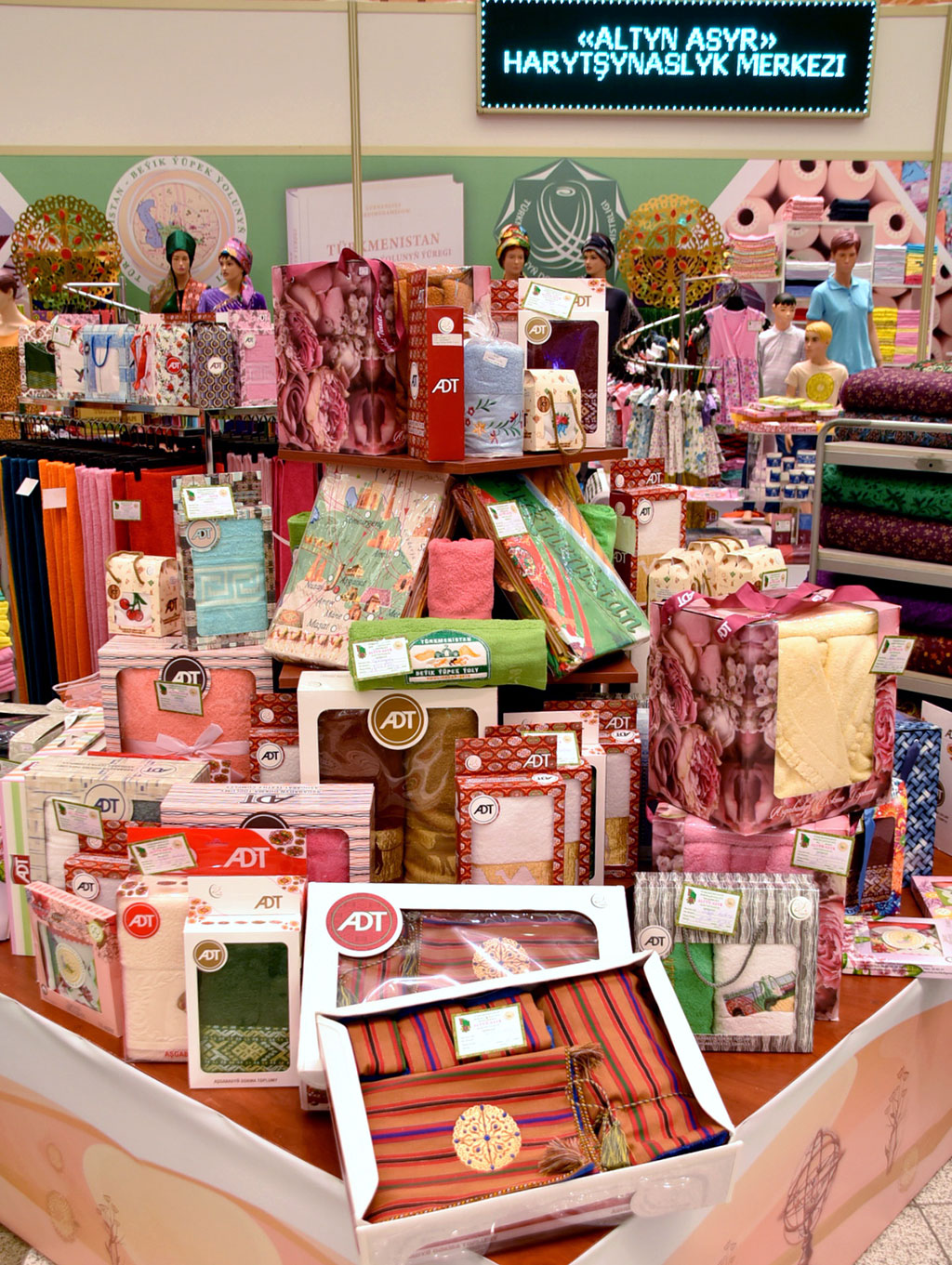 В стране отмечен День туркменского ковра и работников текстильной промышленности 