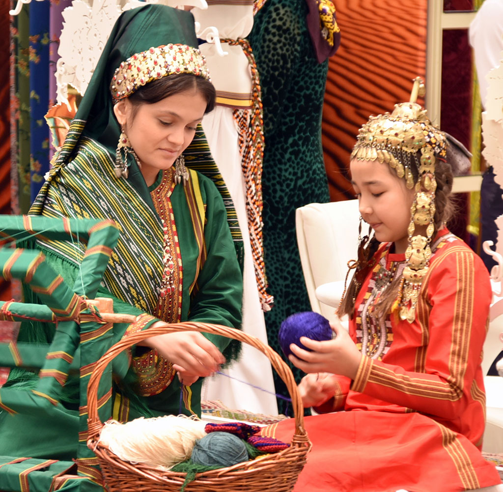 В стране отмечен День туркменского ковра и работников текстильной промышленности 