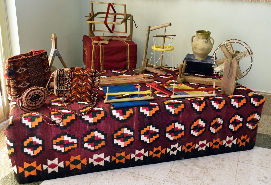 Şekillendiriş sungaty muzeýiniň gurnan sergisi haly dokamagyň taryhy we däpleri barada gürrüň berýär