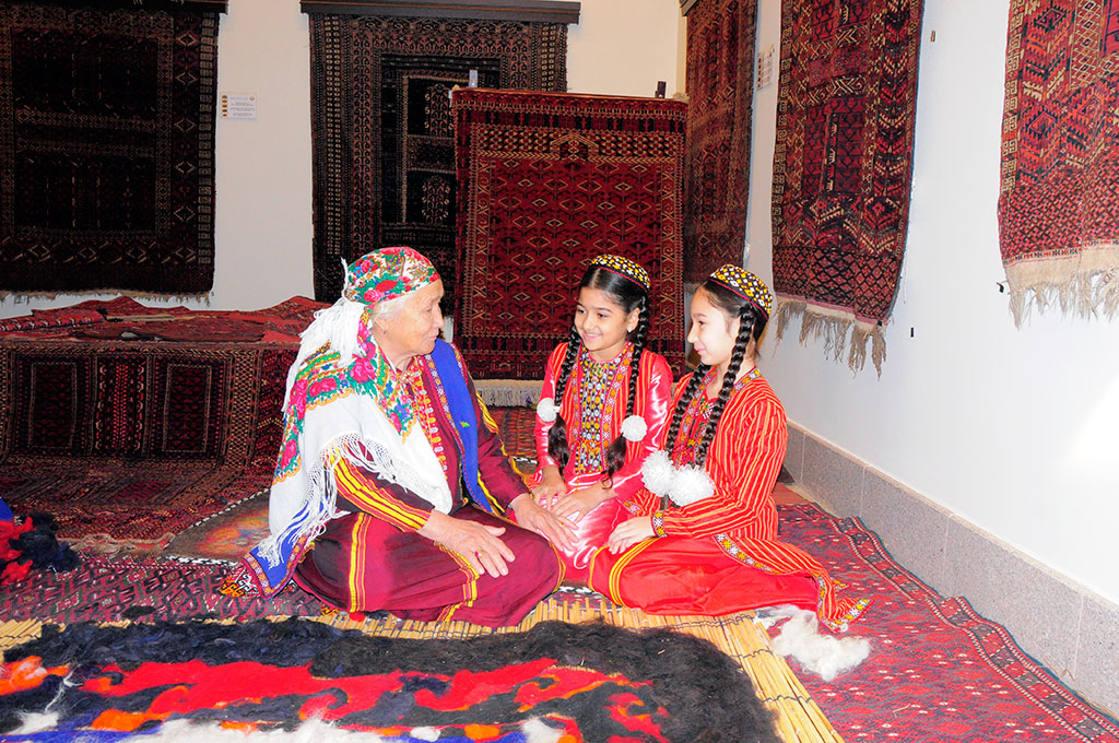 Одно из главных достоинств туркменских детей – искреннее, трепетное уважение к старшим