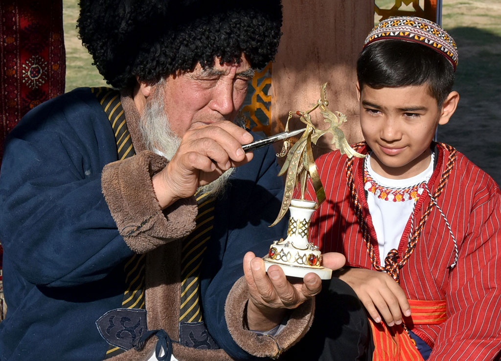 Одно из главных достоинств туркменских детей – искреннее, трепетное уважение к старшим