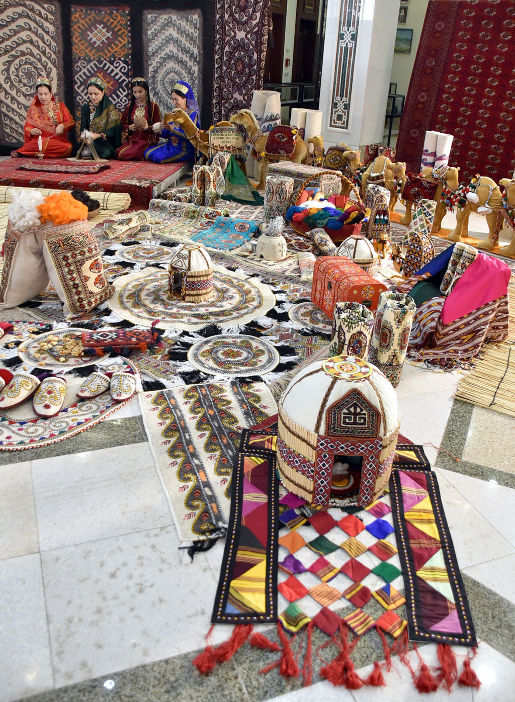 Мастерицы из Ахалского велаята признаны лучшими в создании войлочного ковра 