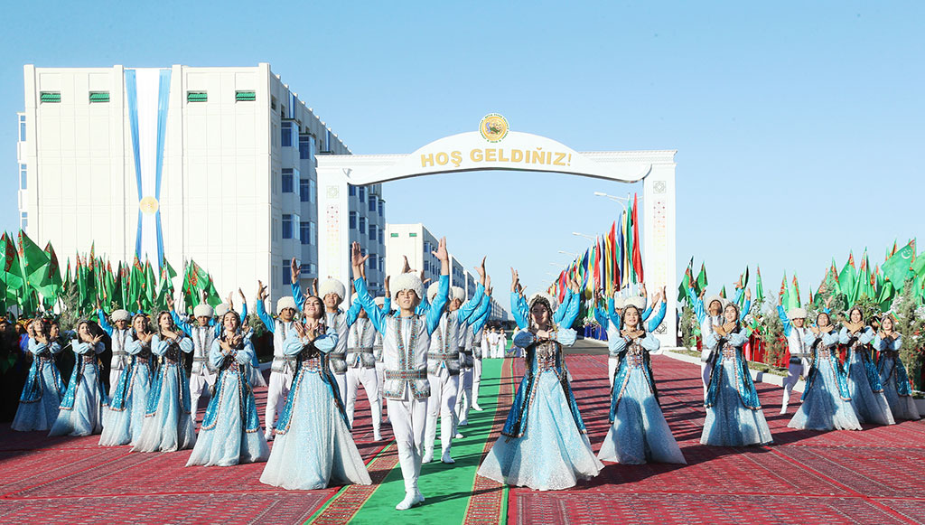 Hormatly Prezidentimiz  Gurbanguly Berdimuhamedow  iri ýaşaýyş jaý toplumlarynyň düýbüniň tutulyş we açylyş dabaralaryna gatnaşdy
