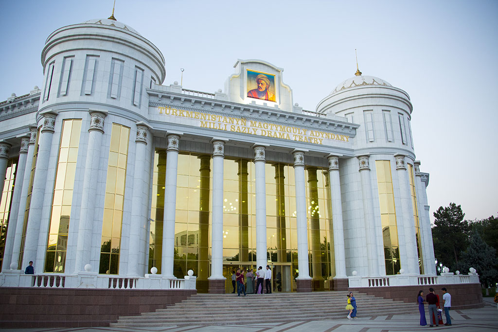  Ýurdumyzyň teatrlarynyň festiwaly - sahna sungatynyň gözden geçirilişi
