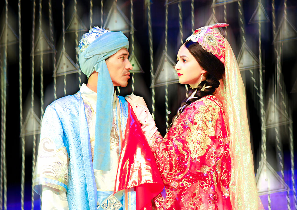 Театр имени Алп Арслана представил сценическое повествование об Авиценне