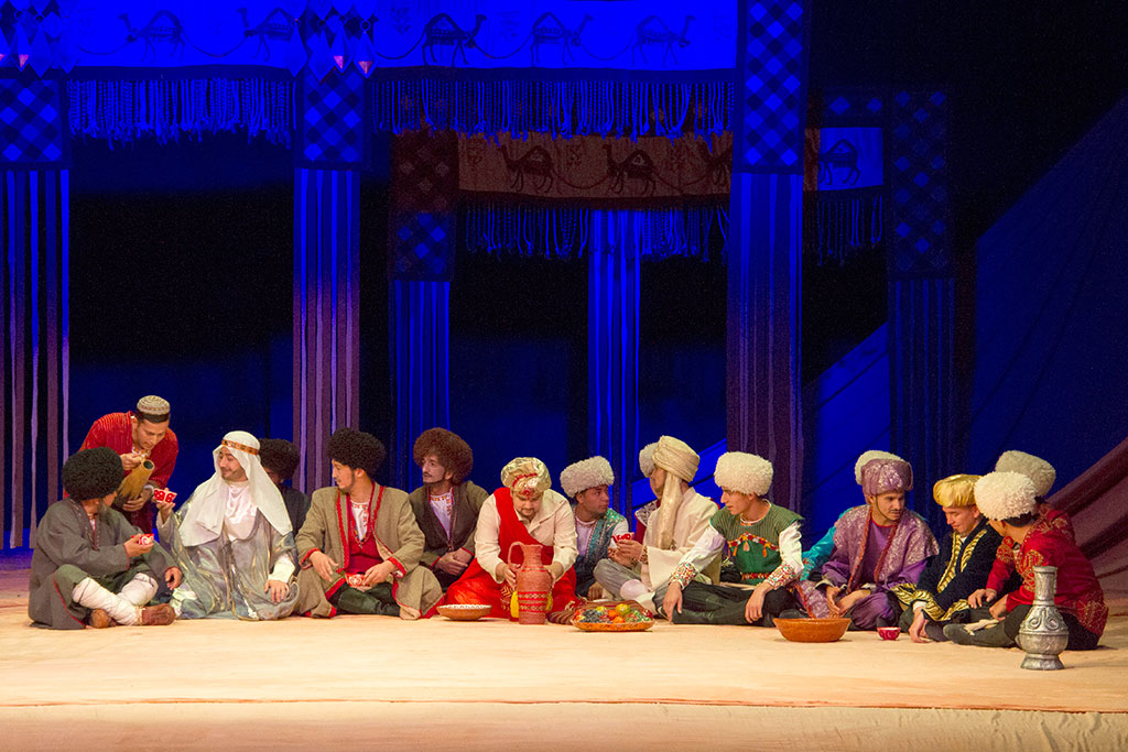 Легенду о шёлке рассказал коллектив студенческого театра имени Молланепеса 