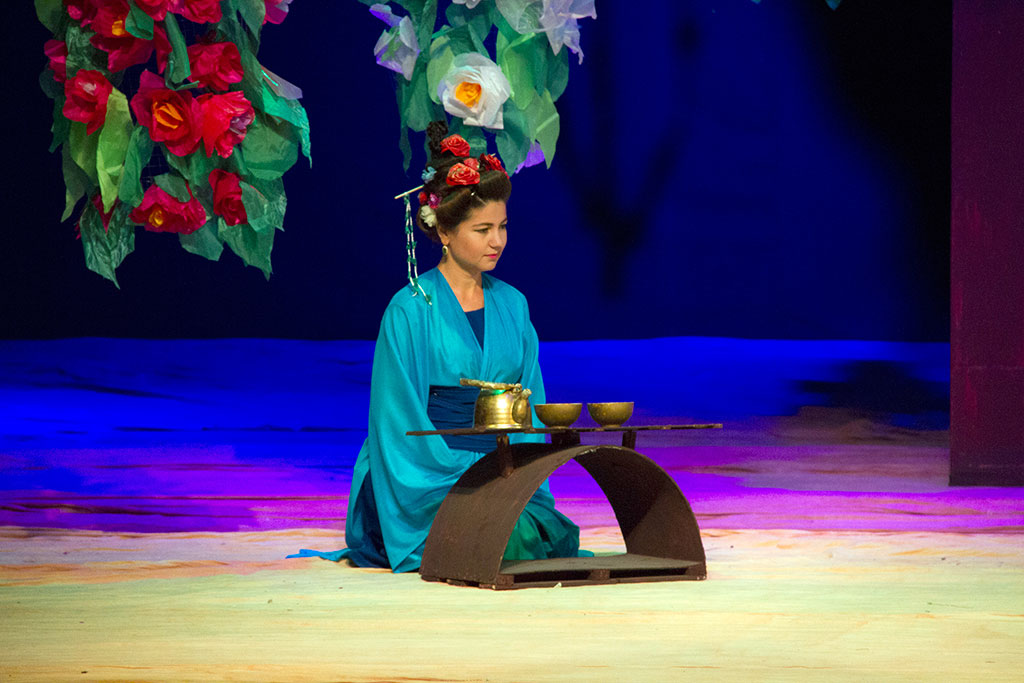 Легенду о шёлке рассказал коллектив студенческого театра имени Молланепеса 