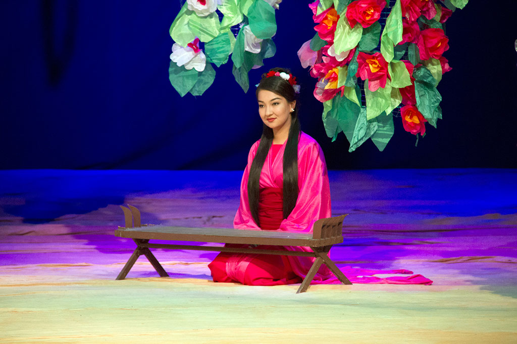 Легенду о шёлке рассказал коллектив студенческого театра имени Молланепеса 