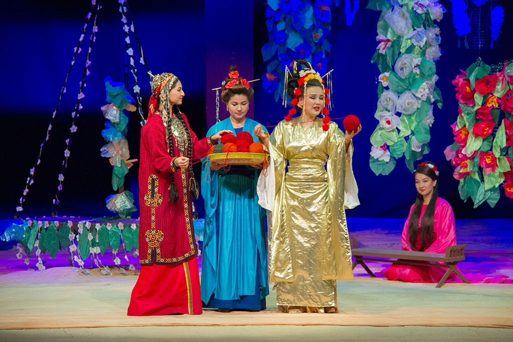 Легенду о шёлке рассказал коллектив студенческого театра имени Молланепеса 
