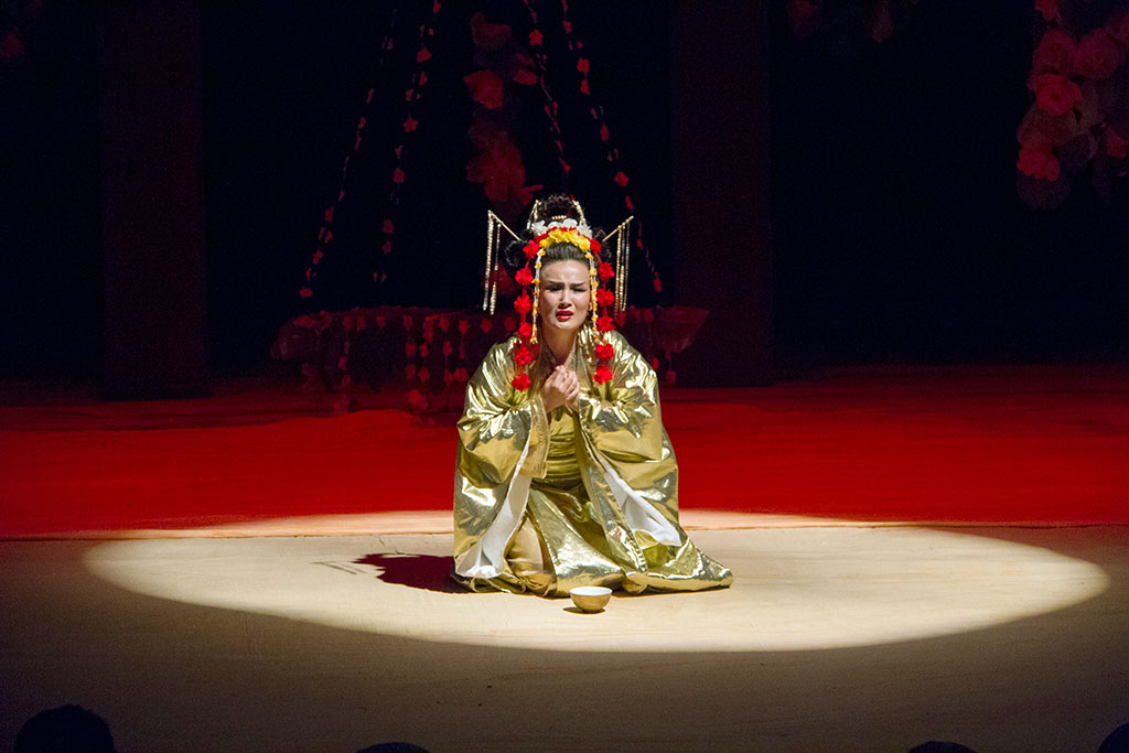 Легенду о шёлке рассказал коллектив студенческого театра имени Молланепеса 