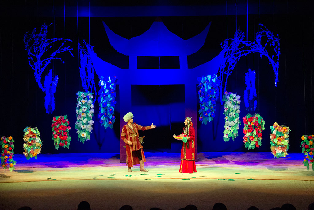 Легенду о шёлке рассказал коллектив студенческого театра имени Молланепеса 