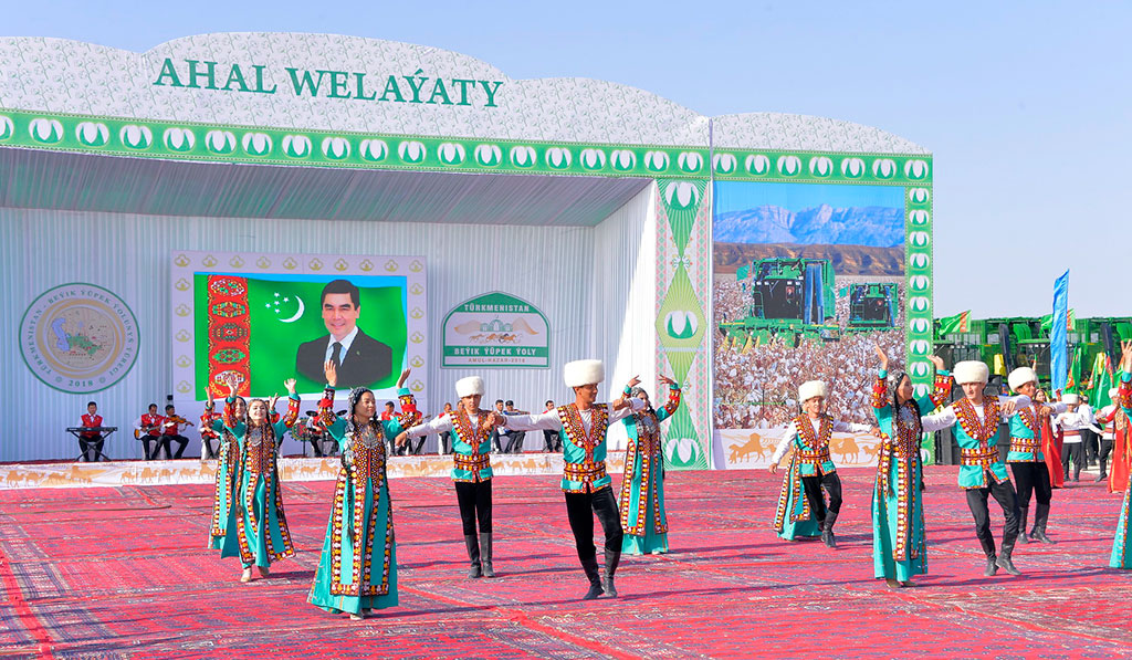 На хлопкоприёмные пункты прибыли первые караваны с «белым золотом» 