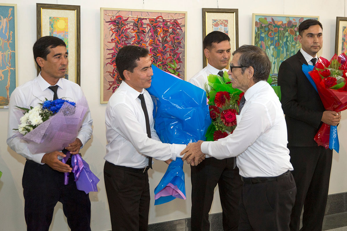 Пять ярких линий на полотне современного искусства