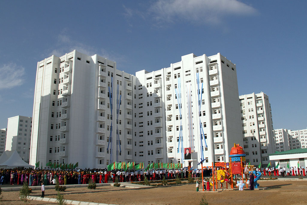 Baý­ram­çy­ly­gyň öň ýa­nyn­da­ky bi­na­gär­lik açy­lyş­la­ry