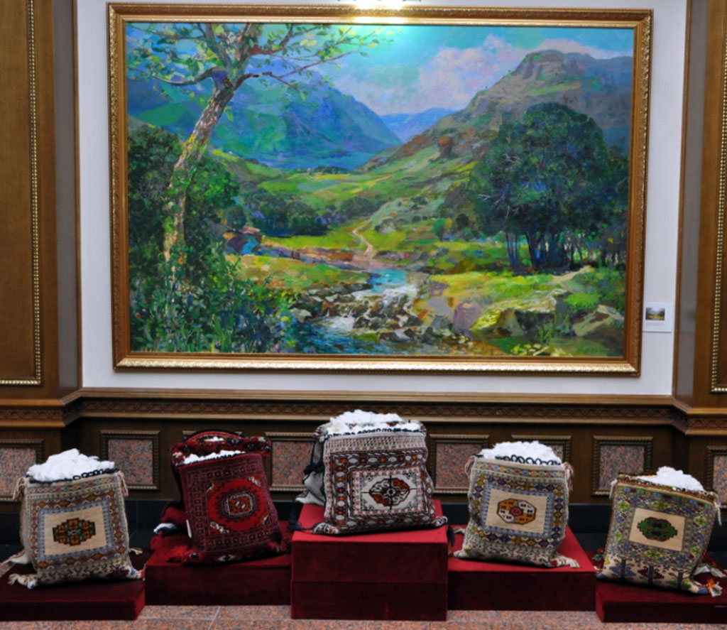 Döwlet muzeýiniň sergisi gallanyň we gowaçanyň ýetişdiriliş taryhy bilen tanyşdyrdy