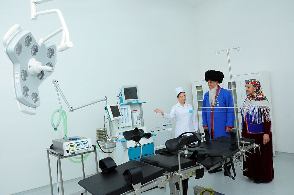 В Каахкинском этрапе введены в строй роддом и Дом здоровья 