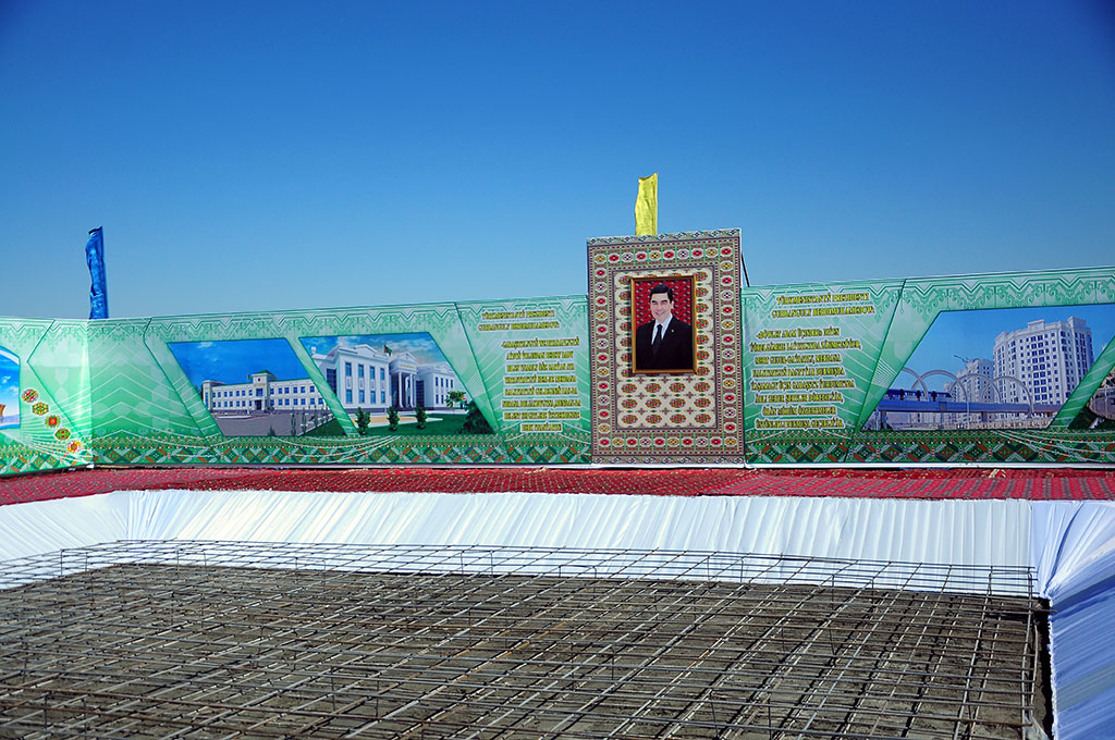 Заложены фундаменты современных сёл и предприятия художественного ковроделия 