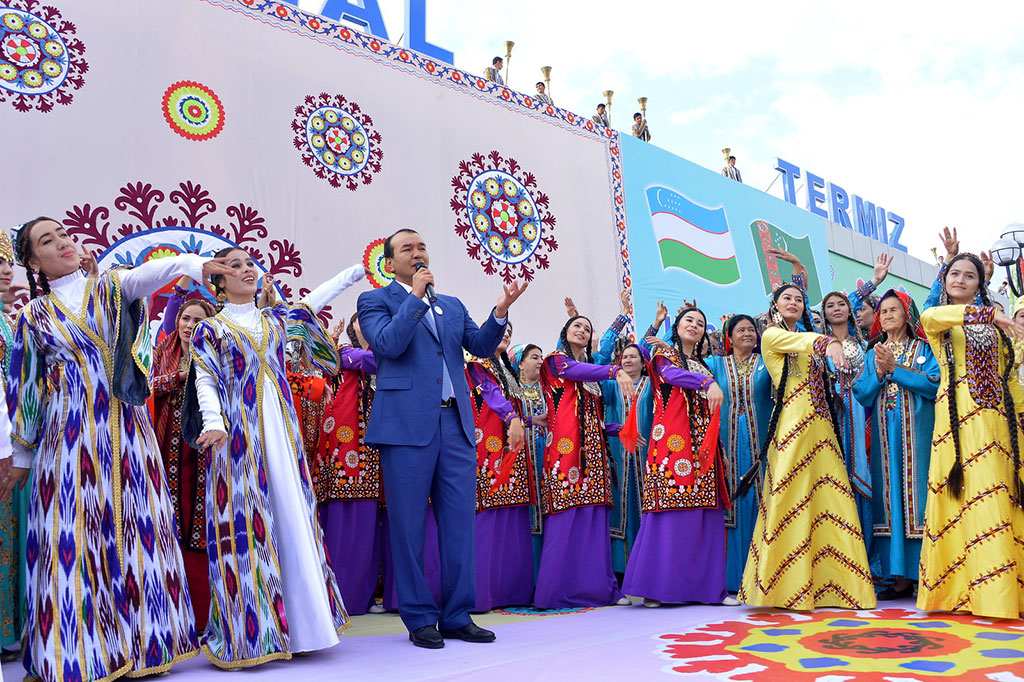 Творческую делегацию Туркменистана торжественно встретили в Термезе и Душанбе 