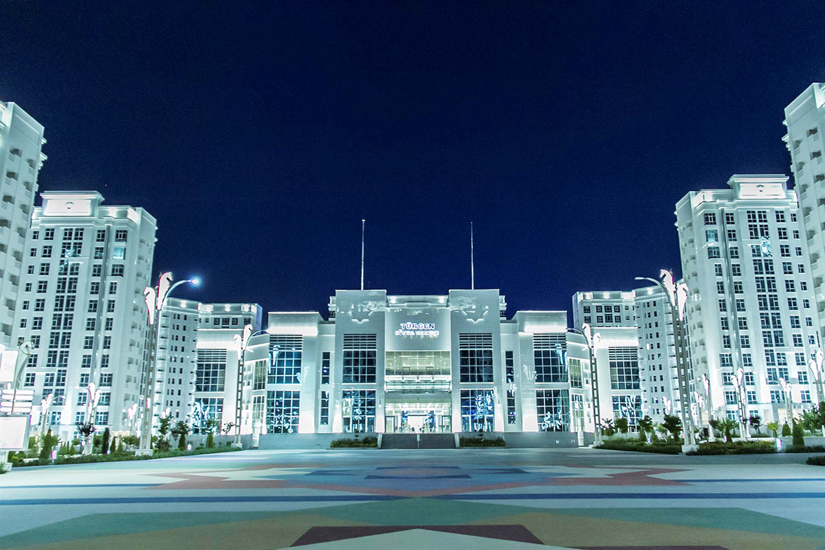 Olimpiýa köçesinde söwda merkezi açyldy