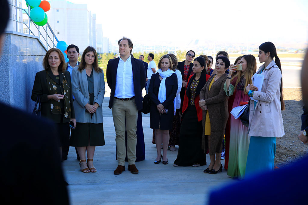 Dünýä dillerini öwrenmek — hyzmatdaşlygy ösdürmegiň ýoly