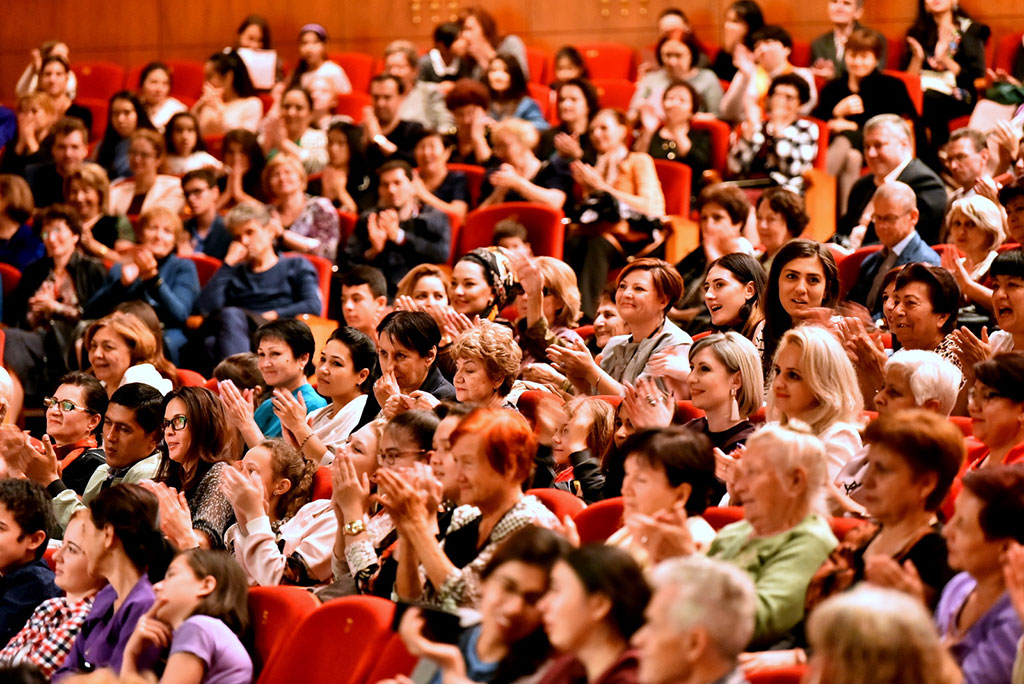 Французские и туркменские исполнители языком музыки признались в любви к ашхабадцам    