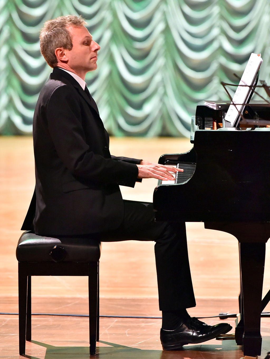 Fransuz we türkmen sazandalary  aşgabatlylara söýgüsini saz bilen beýan etdiler