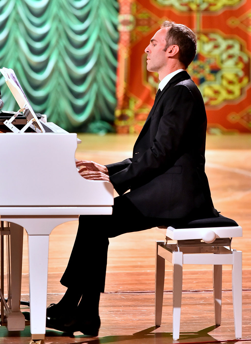 Fransuz we türkmen sazandalary  aşgabatlylara söýgüsini saz bilen beýan etdiler