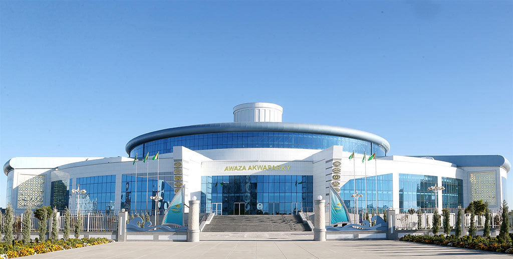 Глава государства вместе с внуками совершил прогулку по Авазе 