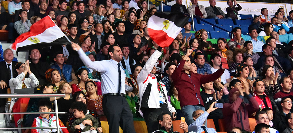 Китайские тяжелоатлетки упрочили лидерство  