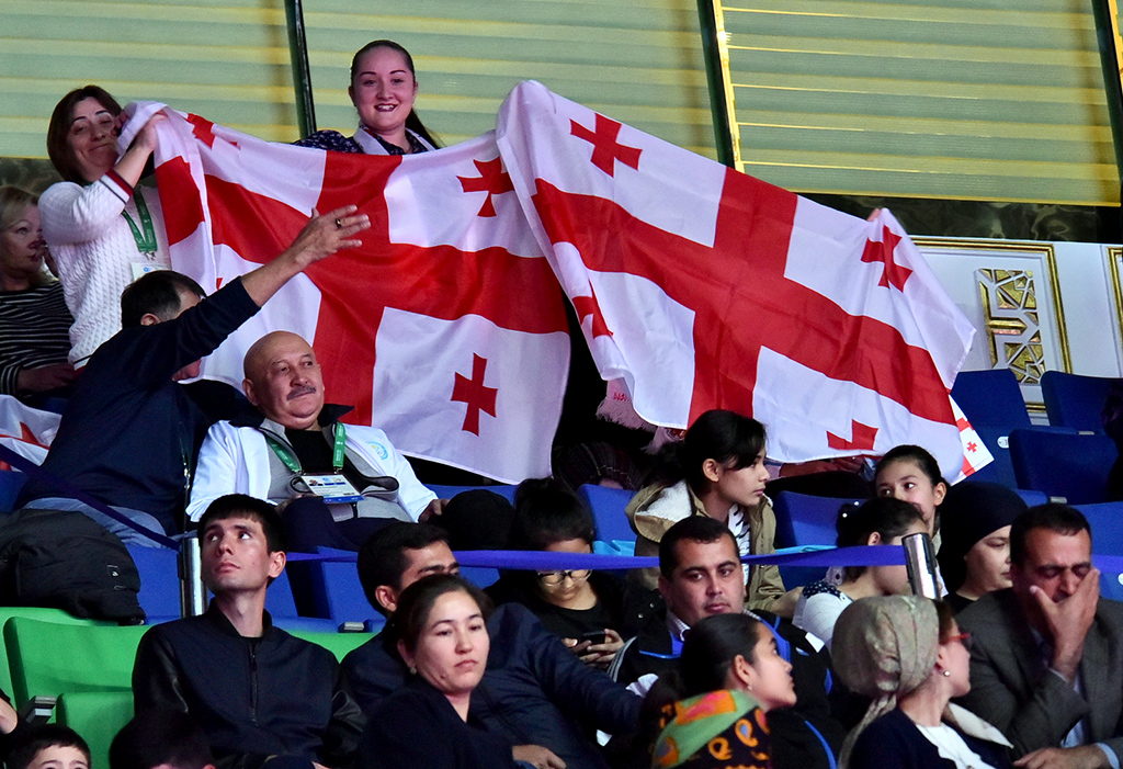 Лидерство среди мужчин в категории 102 кг оспаривали тяжелоатлеты из Узбекистана, Ирана и Украины