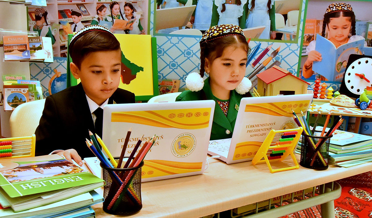 С актуальными тенденциями развития сфер образования и спорта знакомит профильный смотр 