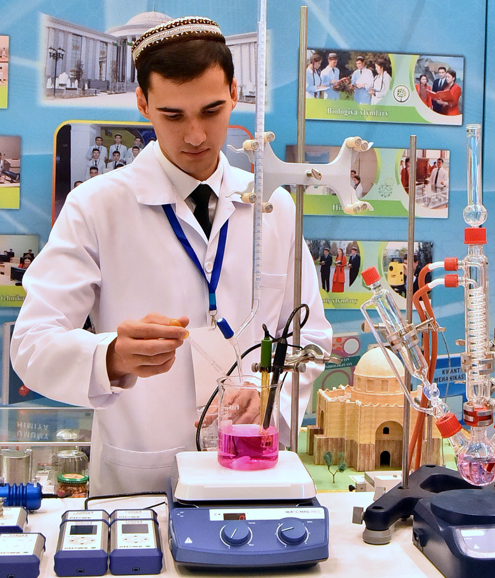 С актуальными тенденциями развития сфер образования и спорта знакомит профильный смотр 