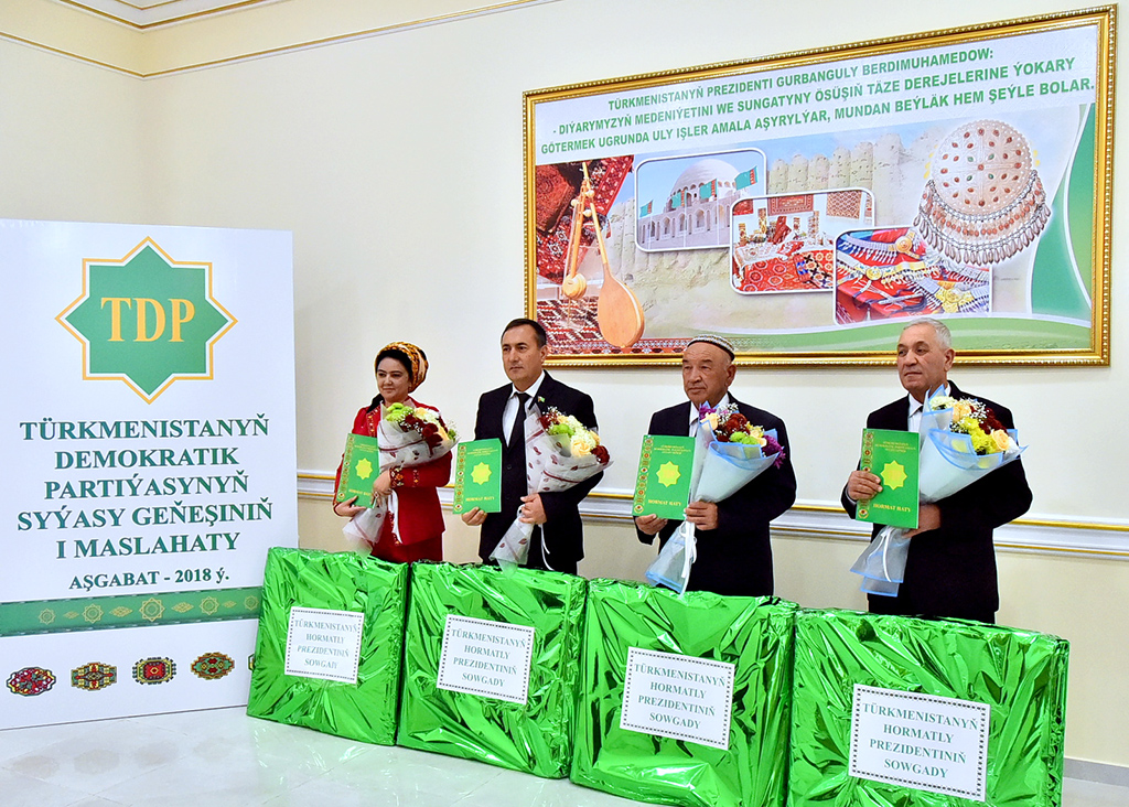 На пленуме Демпартии определена стратегия дальнейшей деятельности 