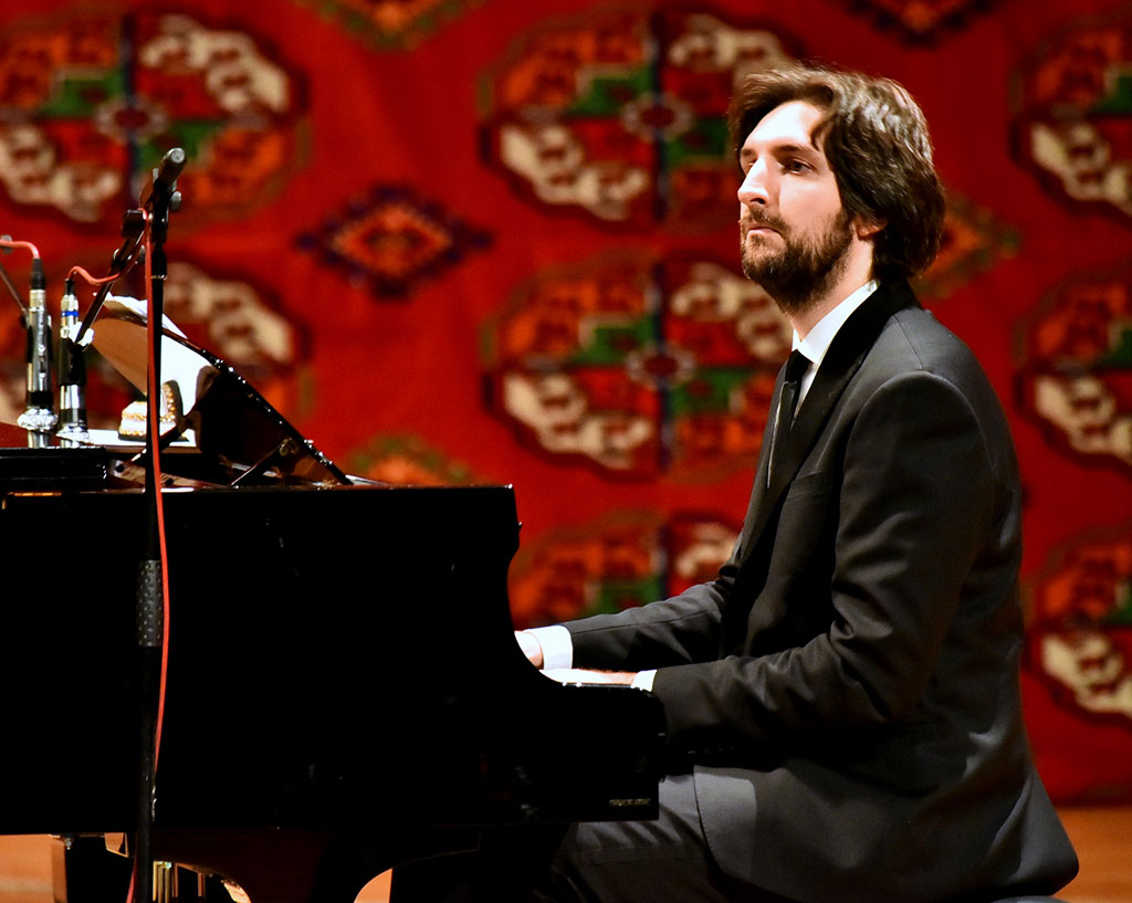 Italiýaly kruner Naim Abid aşgabatlylary retro-hitler bilen tanyşdyrdy 