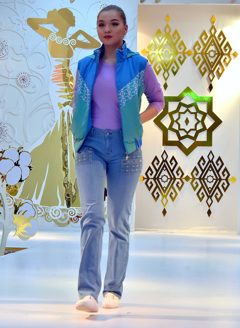 2019-njy ýylyň gyş-ýaz mösüminiň modasy: trikotaždan we jinsiden tiklilen dürli reňk öwüşginli lybaslar