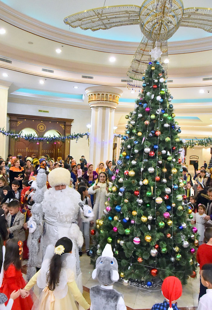 Театр кукол подарил юным зрителям увлекательную новогоднюю сказку  