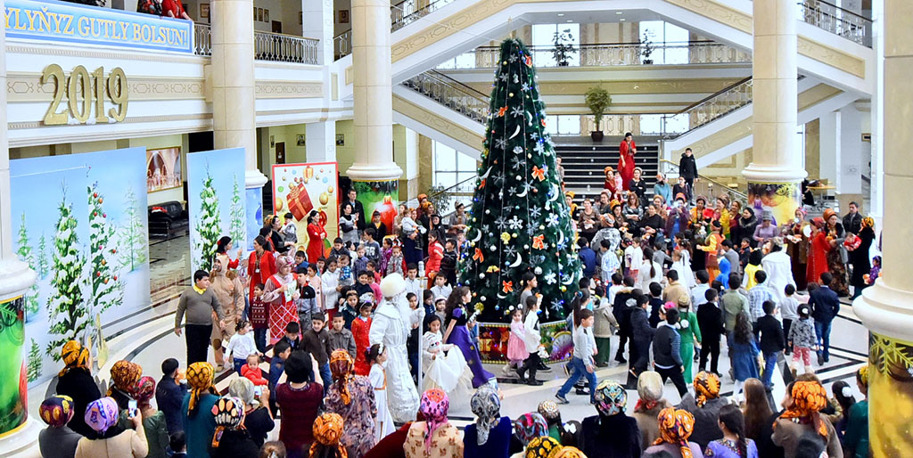 Драмтеатр имени Алп Арслана порадовал юных зрителей новогодней сказкой