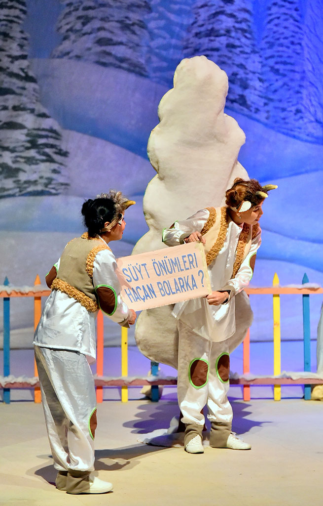 Alp Arslan adyndaky  drama teatry ýaşajyk tomaşaçylary  Täze  ýyl ertekisi bilen begendirdi