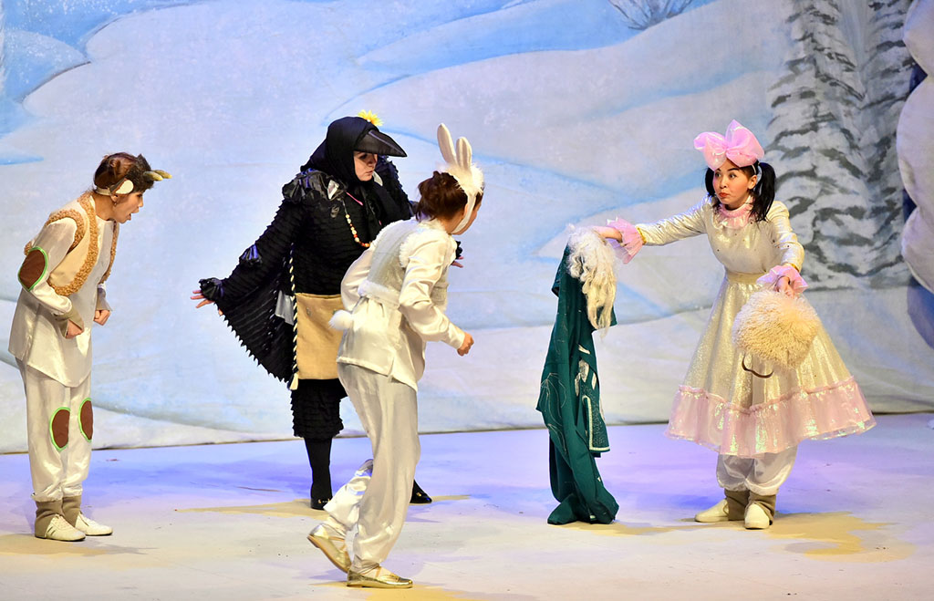 Alp Arslan adyndaky  drama teatry ýaşajyk tomaşaçylary  Täze  ýyl ertekisi bilen begendirdi