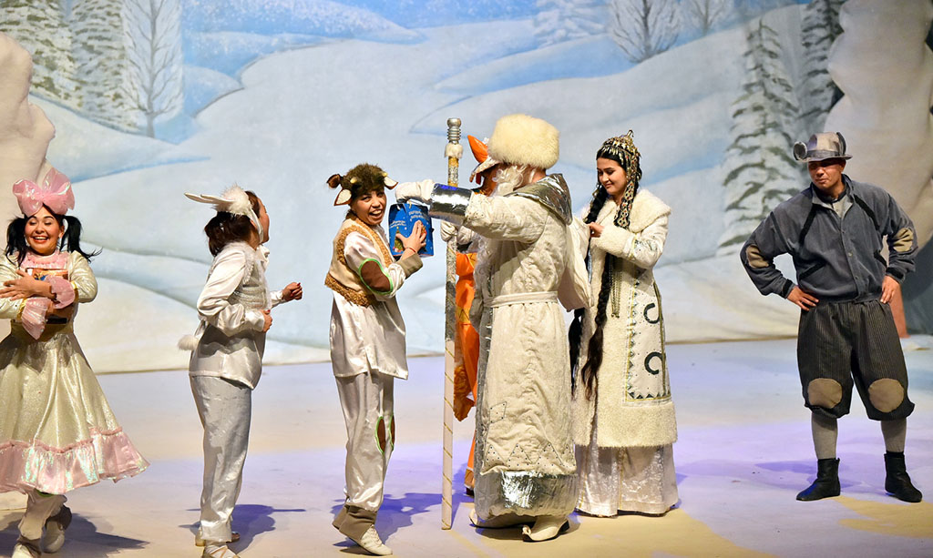 Alp Arslan adyndaky  drama teatry ýaşajyk tomaşaçylary  Täze  ýyl ertekisi bilen begendirdi