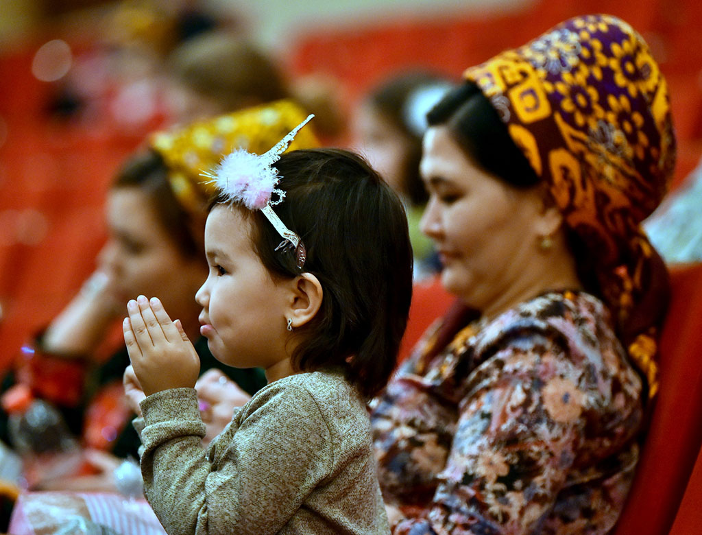 Alp Arslan adyndaky  drama teatry ýaşajyk tomaşaçylary  Täze  ýyl ertekisi bilen begendirdi