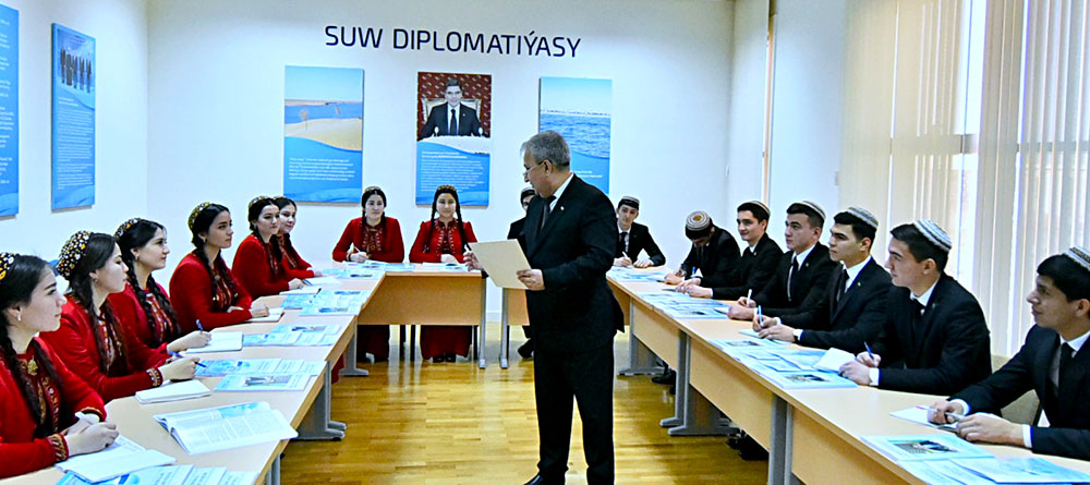 Türkmen diplomatiýasynyň möhüm ugurlary boýunça Okuw merkezi açyldy