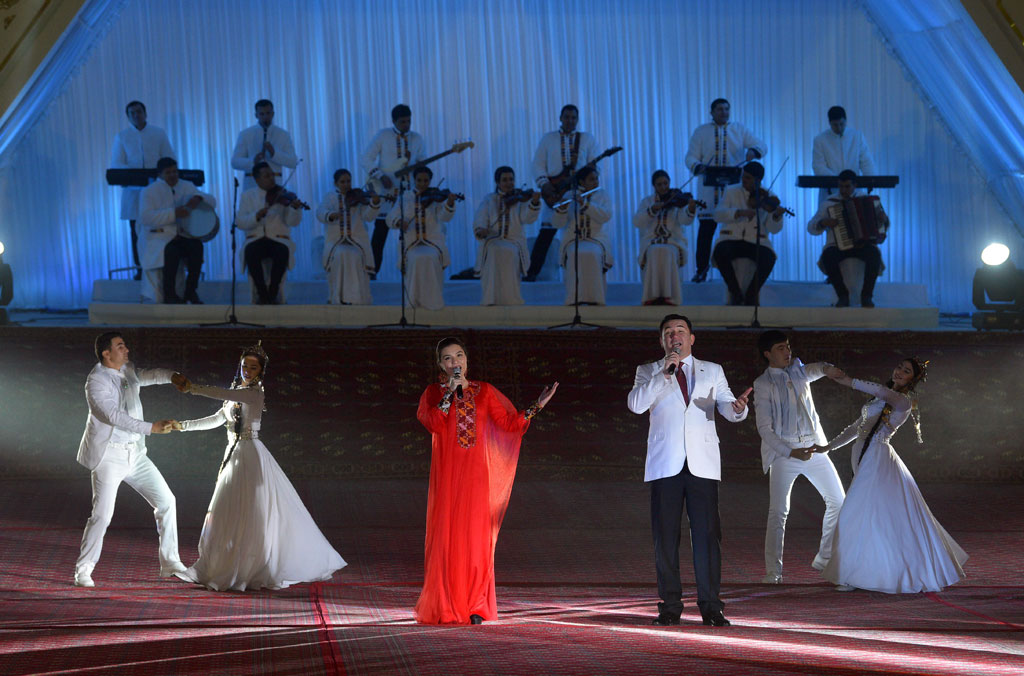 Центром новогодних торжеств стала площадь перед Культурно-развлекательным центром «Älem» 