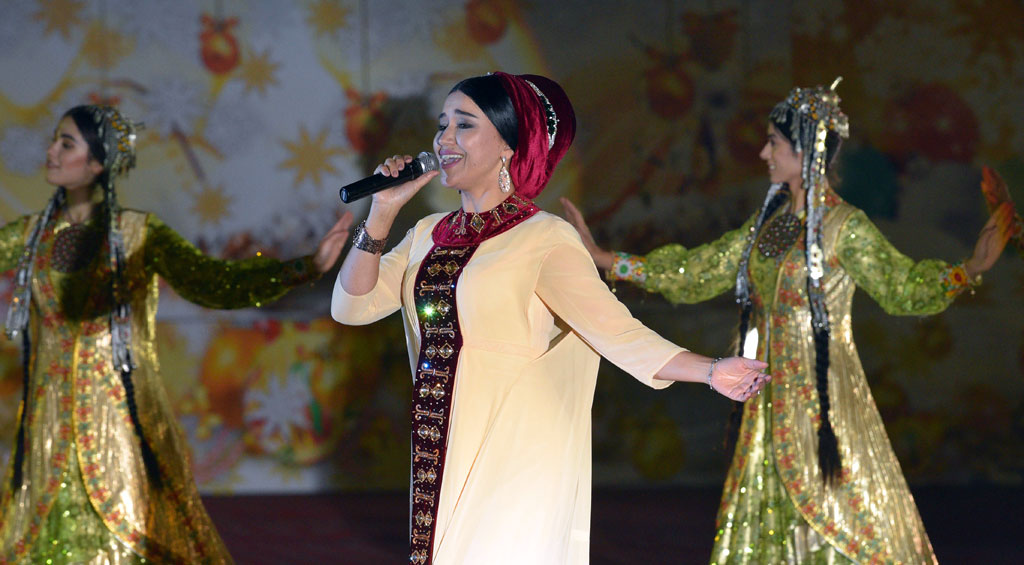 Центром новогодних торжеств стала площадь перед Культурно-развлекательным центром «Älem» 