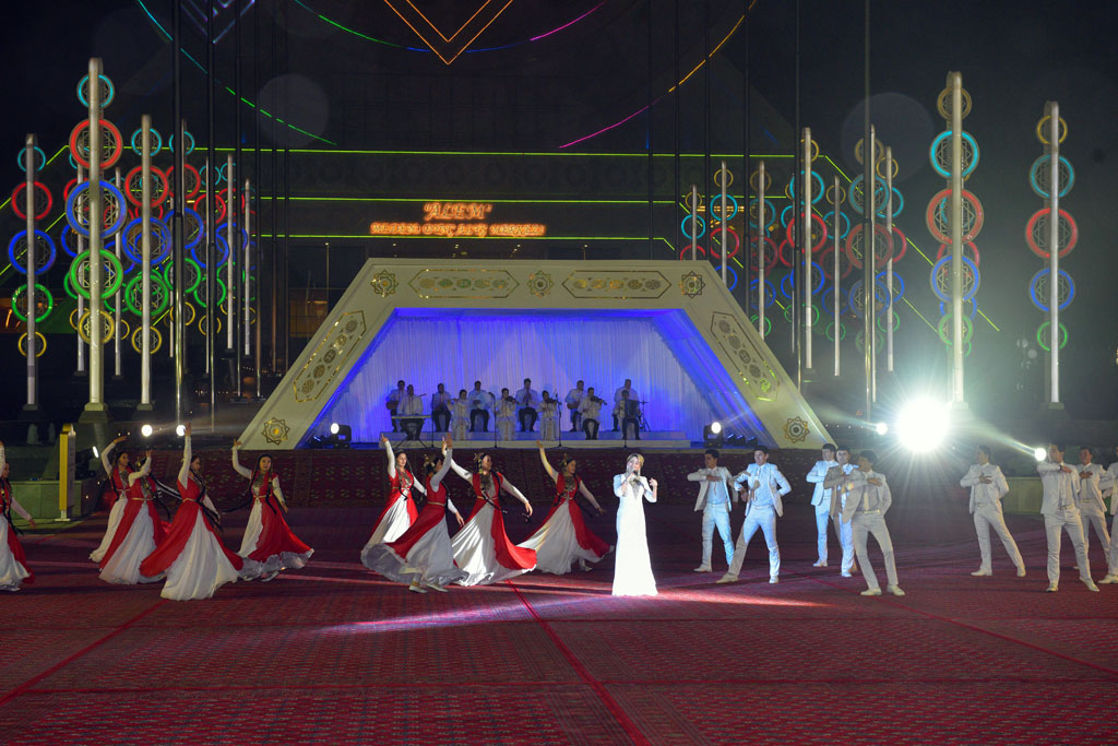 Türkmenistanlylar 2019-njy ýyly gülläp ösýän Watana buýsanç bilen garşyladylar 