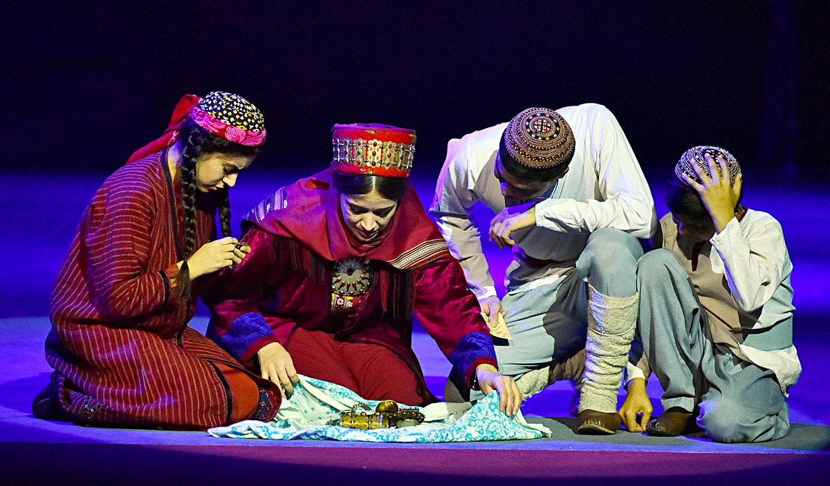 Kakajan Aşyrowyň “Döwlet guşy” oýnunyň tomaşaçysy hemişe ýetik