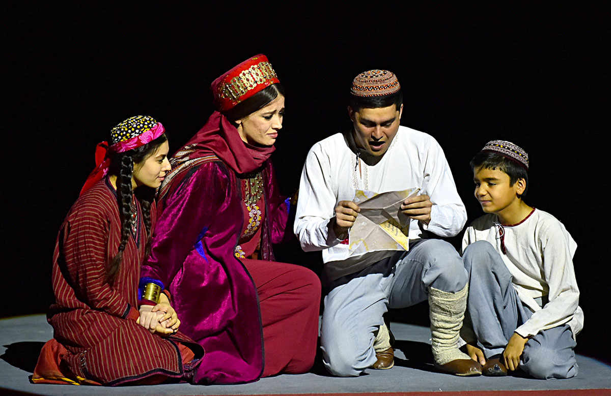 Kakajan Aşyrowyň “Döwlet guşy” oýnunyň tomaşaçysy hemişe ýetik