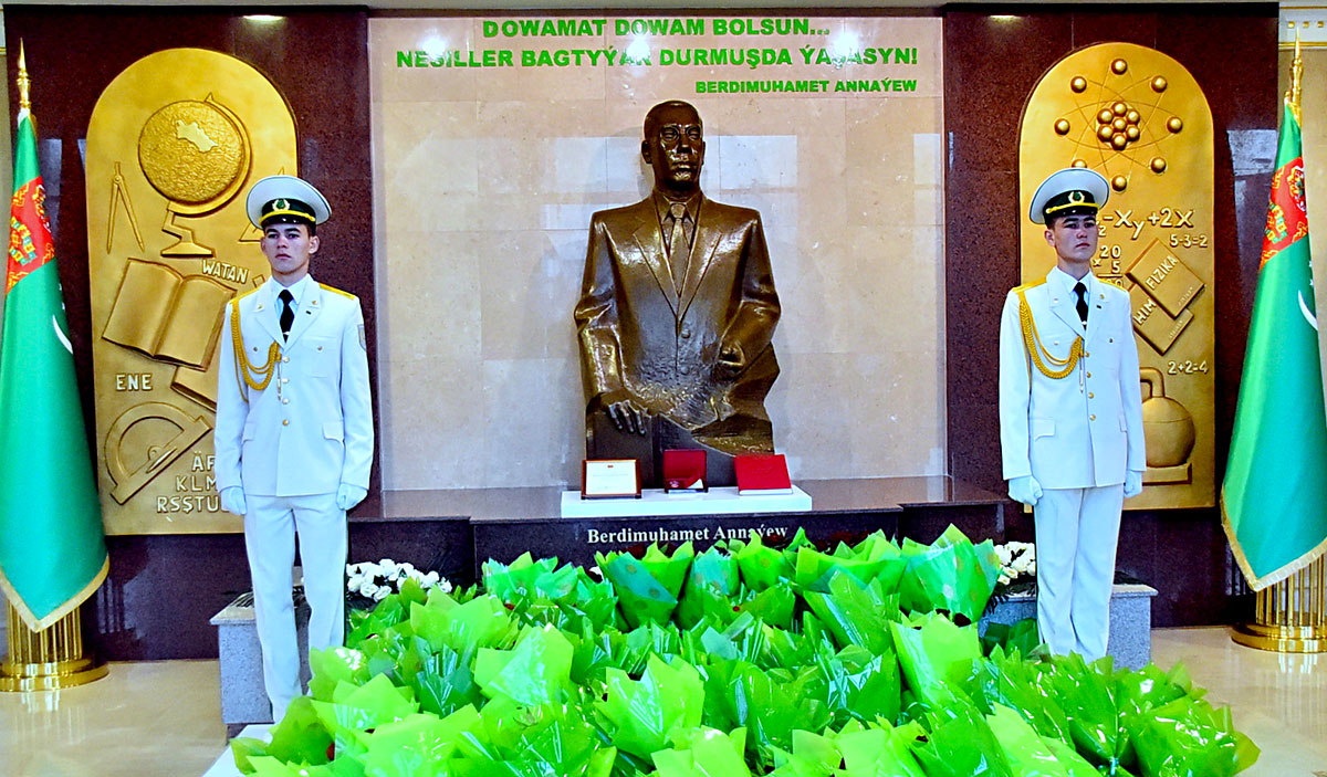 Türkmenistanda merdana Watan goragçylary sarpalanylýar