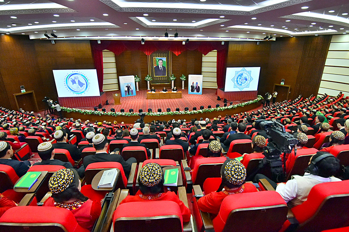 Türkmen diplomatiýasy: halkara meseleleri çözmegiň hyzmatynda