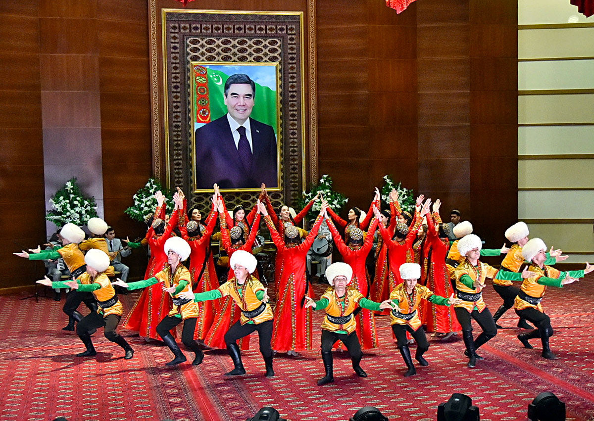 Türkmen diplomatiýasy: halkara meseleleri çözmegiň hyzmatynda